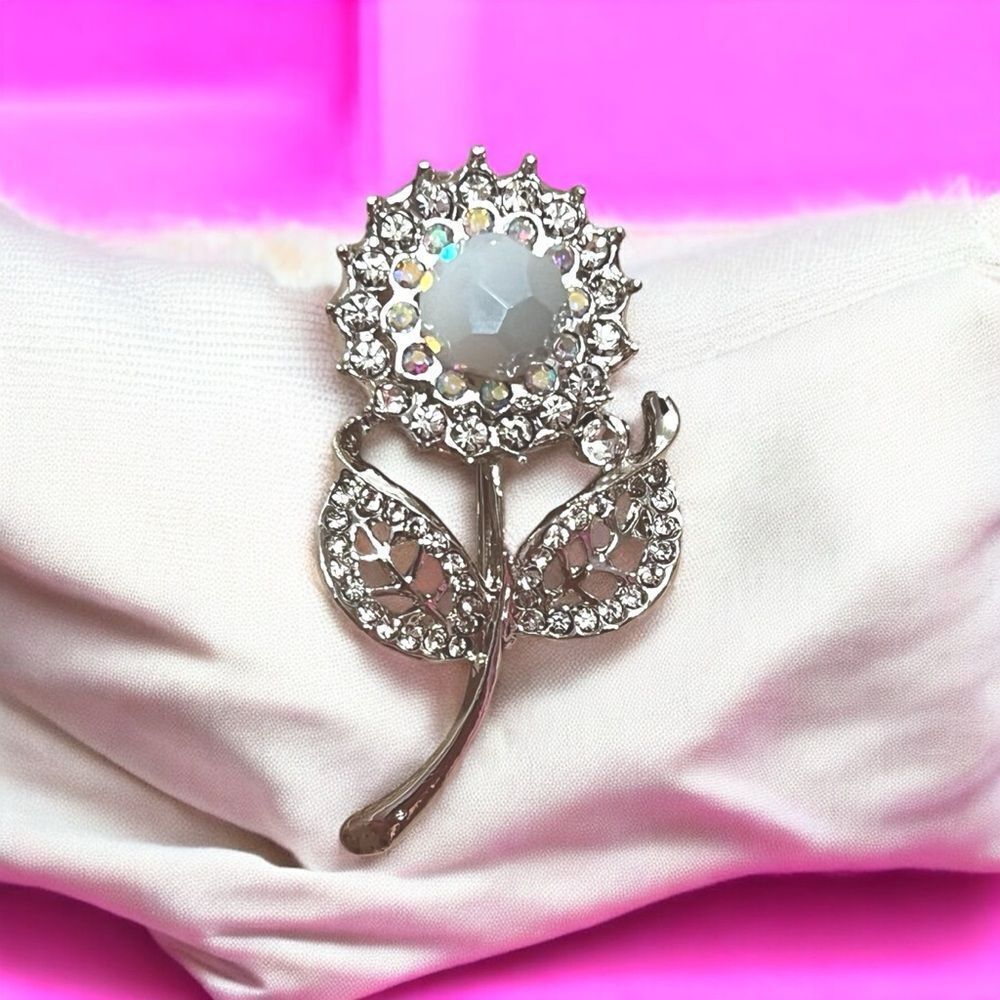 🤯5/$25🤯 Silver Tone Rhinestone Flower Brooch